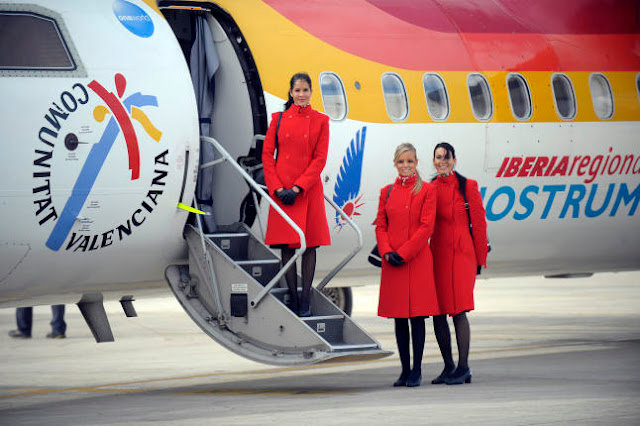 ECONOMIA// Aeropuerto de Valencia. Presentaci—n del nuevo uniforme de las azafatas de Air Nostrum dise–ado por Alex Vidal Jr.