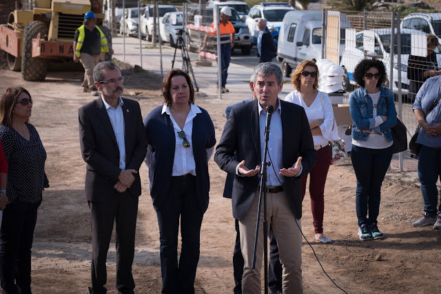 El Presidente D. Fernando Clavijo Batlle en la colocación de la primera piedra en un colegio en Morro Jabel a 6 de Abril de 2018. (Foto: Arturo Rodriguez/Presidencia GobCan)Esta fotografía oficial del Gobierno de Canarias es solamente para uso editorial por medios de comunicación. La fotografía no puede ser manipulada de ninguna manera y no se puede utilizar en materiales comerciales y/o políticos, publicidad, correos electrónicos, productos, promociones que de alguna manera pueda sugerir la aprobación o respaldo del Presidente, o el Gobierno de Canarias.